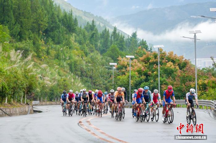 2025环三峡自行车赛开赛：13国选手同场竞技，水