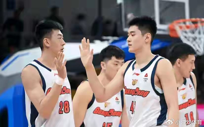 广东男篮客场惜败新疆 杜锋怒斥球队专注力不足