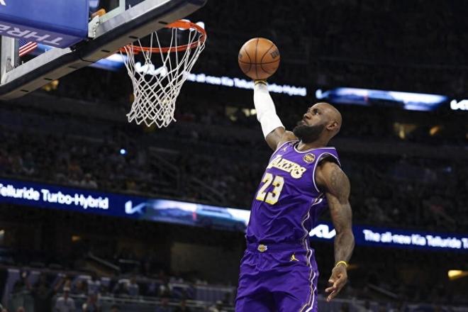 湖人首战告捷 詹姆斯创纪录肯纳德爆发助胜