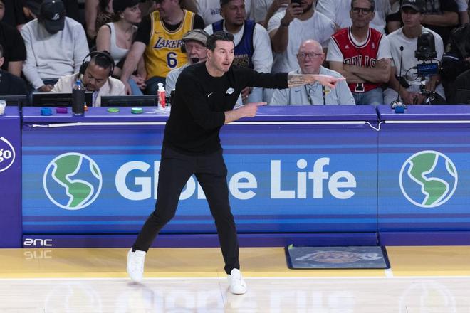 湖人首战告捷 詹姆斯创纪录肯纳德爆发助胜