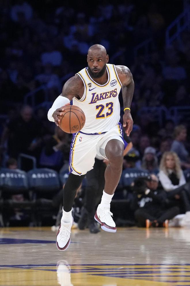 湖人首战告捷 詹姆斯创纪录肯纳德爆发助胜