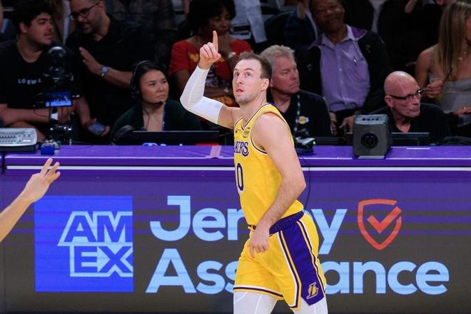 湖人首战告捷 詹姆斯创纪录肯纳德爆发助胜