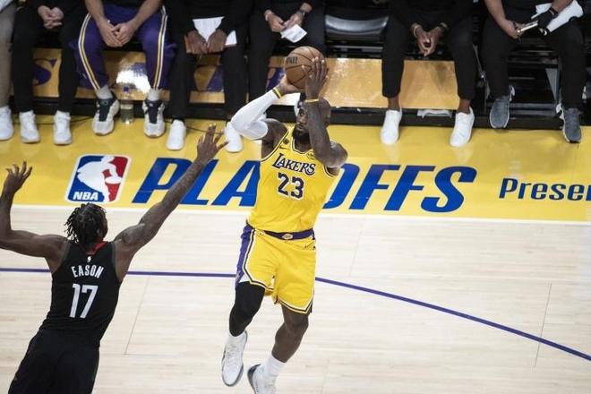 湖人首战告捷 詹姆斯创纪录肯纳德爆发助胜